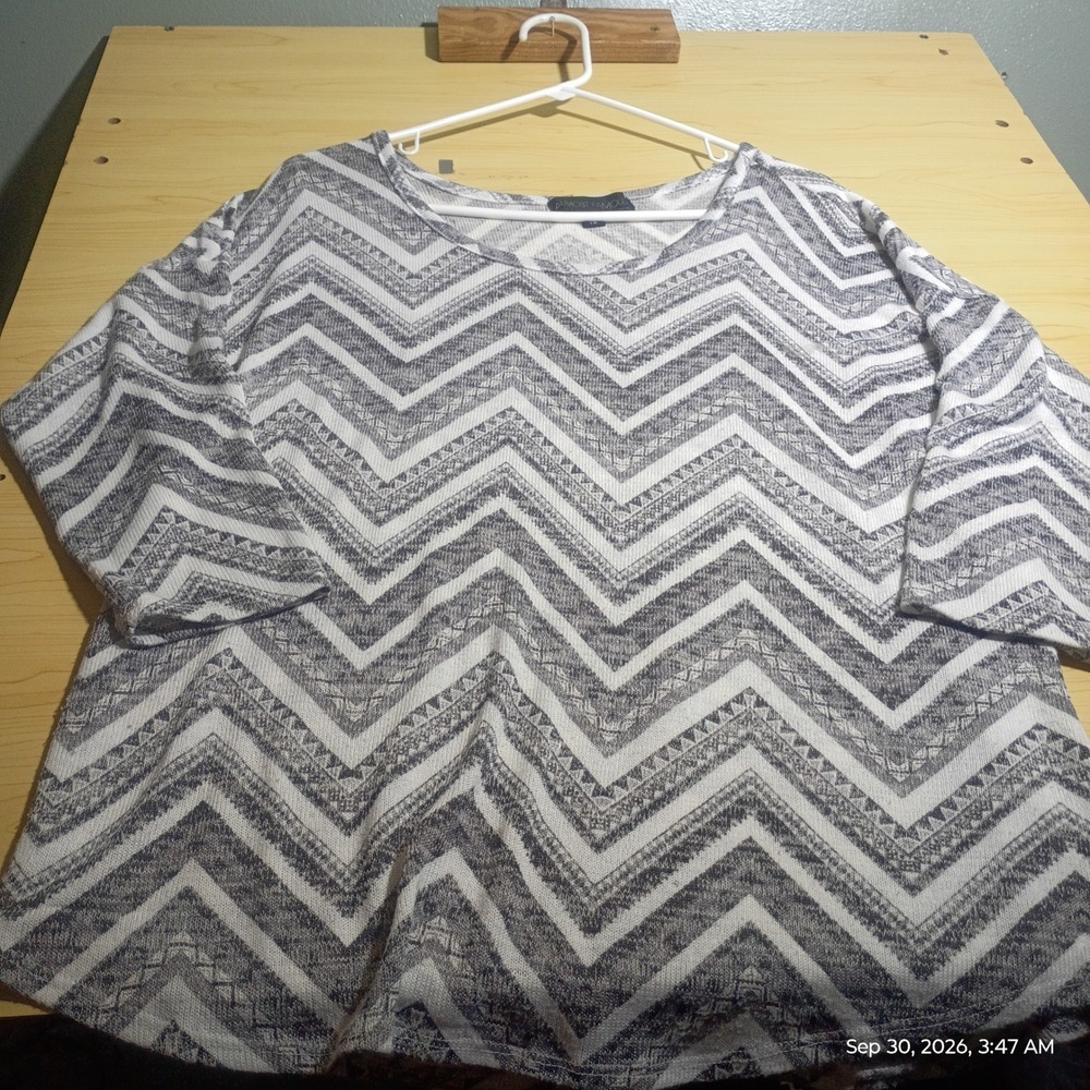 Almost Famous Knit Top Women 1X Grey White Chevron Zigzag 3/4 Sleeve Scoop Neck